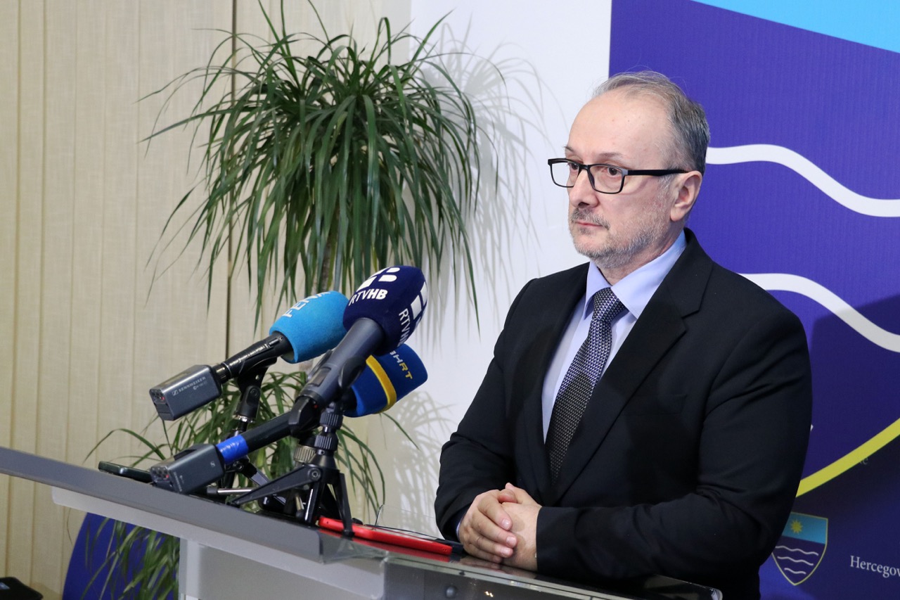 Ponuda Vlade: Mjesečno povećanje plata 170 KM profesorima i 158 KM nastavnicima